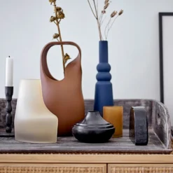 Bloomingville Nicita Vase Mit Henkel 28,5cm -Bloomingville 47421 01 2 EnvironmentImage 38b281e35b