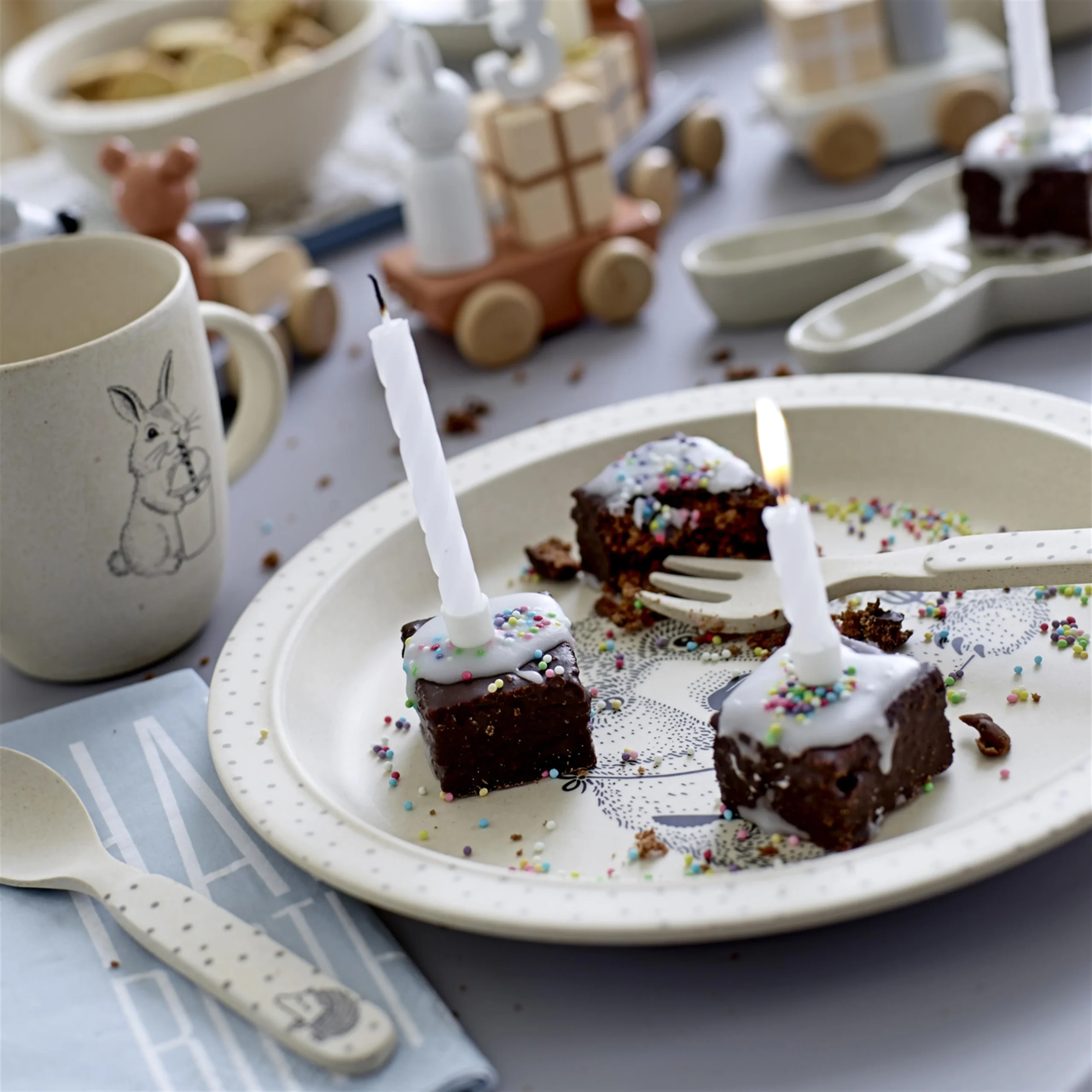 Bloomingville Geburtstagszug Holzspielzeug 4 Bloomingville Geburtstagszug Holzspielzeug – Bild 2